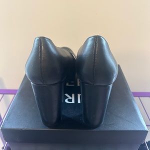 Naturalizer ladies size 9m 3 inch heel black pumps